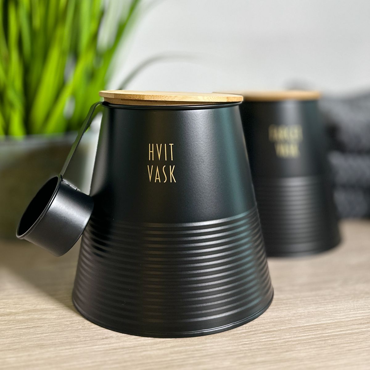 Boks til hvit vask, sort metall